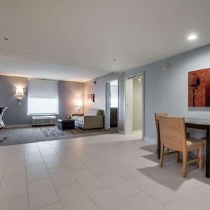 Queen Suite Hearing Access or Non-Smoking
