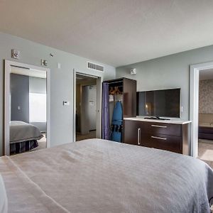 Queen Suite Roll Shower Mobility Hearing Access or Non-Smoking